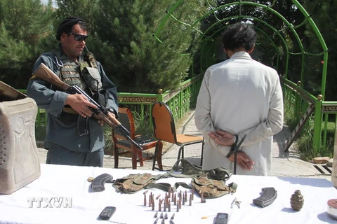 Cảnh sát Afghanistan trưng bày số vũ khí tịch thu của phiến quân Taliban ở tỉnh Ghazni, ngày 31/8. (Nguồn: EPA/TTXVN)