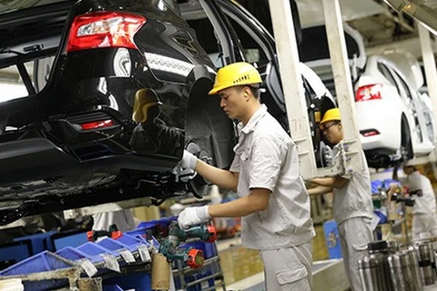 Công nhân làm việc trong một nhà máy ôtô ở tỉnh Quảng Đông, Trung Quốc. (Nguồn: China/Newscom)