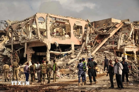  Lực lượng an ninh Somalia điều tra tại hiện trường vụ đánh bom đẫm máu ở Mogadishu ngày 15/10. (Nguồn: AFP/TTXVN)