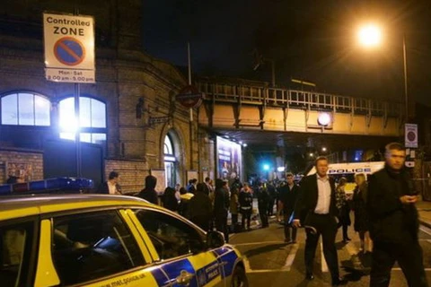 Cảnh sát Anh điều tra tại hiện trường vụ tấn công bên ngoài ga tàu điện ngầm Parsons Green. (Nguồn: BBC)
