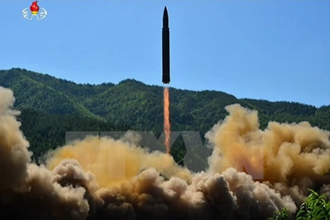 Tên lửa đạn đạo liên lục địa (ICBM) mang tên Hwasong-14 của Triều Tiên được phóng từ một địa điểm bí mật ngày 4/7. (Nguồn: YONHAP/TTXVN)