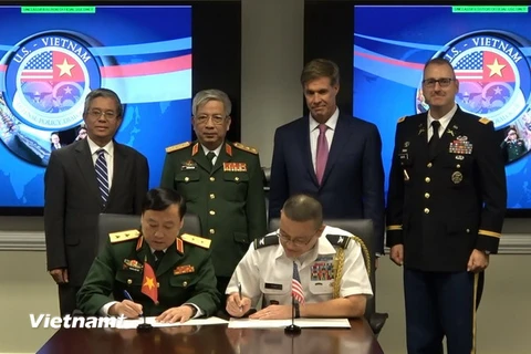 Lễ ký Bản ghi nhớ hợp tác giữa Viện Chiến lược Quốc phòng và Trung tâm Nghiên cứu châu Á-Thái Bình Dương (APCSS). (Ảnh: Đoàn Hùng/Vietnam+)
