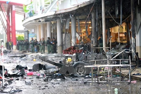 Cảnh sát điều tra tại hiện trường vụ đánh bom tại siêu thị BigC ở Pattani, miền Nam Thái Lan. (Nguồn: EPA/TTXVN)