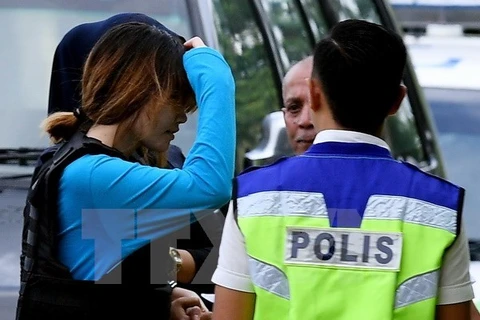 Nghi phạm Đoàn Thị Hương (giữa, trái) được áp giải tới tòa án ở Sepang, Malaysia. (Nguồn: AFP/TTXVN)