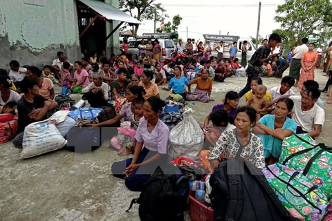 Người dân sơ tán khỏi khu vực xảy ra xung đột bạo lực ở bang Rakhine ngày 30/8. (Nguồn: EPA/TTXVN)