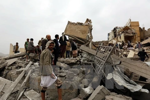 Cảnh đổ nát sau một cuộc không kích được cho là do liên quân Arab thực hiện tại Sanaa, Yemen. (Nguồn: EPA/TTXVN)
