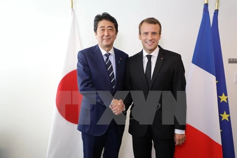 Thủ tướng Nhật Bản Shinzo Abe và Tổng thống Pháp Emmanuel Macron. (Nguồn: AFP/TTXVN)
