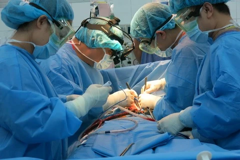 Các bác sỹ thực hiện ca phẫu thuật tim mạch cho bệnh nhân. (Ảnh: PV/Vietnam+)
