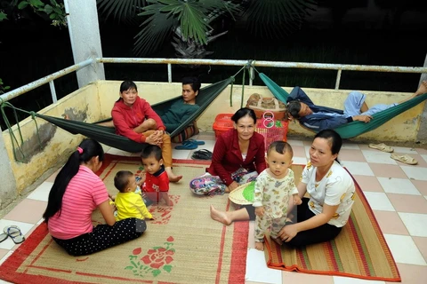 Người dân được di dời vào nơi trú ẩn an toàn tại trường THPT Cần Thạnh, huyện Cần Giờ, TP.HCM. (Ảnh: An Hiếu/TTXVN)