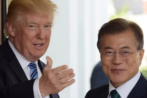 Tổng thống Hàn Quốc Moon Jae-in (phải) và người đồng cấp Mỹ Donald Trump. (Nguồn: AP) 