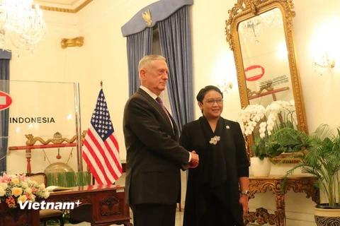 Bộ trưởng Quốc phòng Mỹ, James Mattis Norman và Bộ trưởng Ngoại giao Indonesia Retno Marsudi tại cuộc gặp. (Ảnh: Đỗ Quyên/Vietnam+)