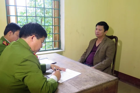 Cơ quan điều tra cảnh sát điều tra Công an tỉnh Tuyên Quang đang xét hỏi đối tượng Vũ Văn Tiến. (Ảnh: Công an tỉnh Tuyên Quang cung cấp)