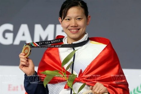 Vận động viên Ánh Viên trên bục nhận huy chương vàng thứ 6 tại SEA Games 29. 