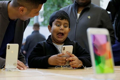 Một cậu bé phấn khích với tính năng aniemoji trên iPhone X. (Nguồn: AFP)