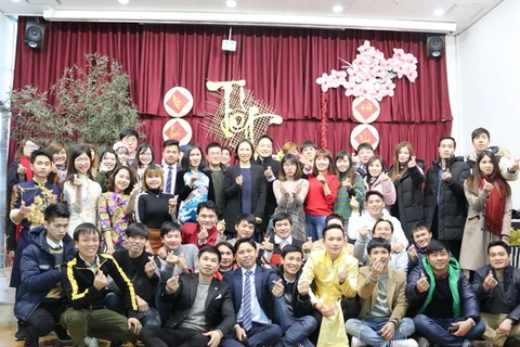 Các đại biểu chụp ảnh lưu niệm cùng cộng đồng người Việt tại thành phố Hwaseong. (Ảnh: Vũ Toàn/TTXVN)