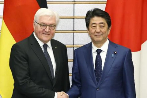 Thủ tướng Nhật Bản Shinzo Abe (phải) và Tổng thống Đức Frank-Walter Steinmeier. (Nguồn: Kyodo/TTXVN)