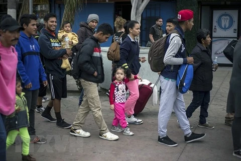 Người di cư tìm kiếm khả năng nhập cư vào Mỹ, chờ đợi tại khu vực Tijuana thuộc biên giới Mỹ - Mexico ngày 12/11/2017. (Nguồn: AFP/TTXVN)