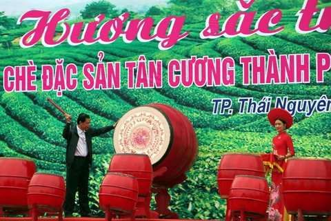 Bộ trưởng Nông nghiệp và Phát triển Nông thôn Nguyễn Xuân Cường đánh trống khai hội. (Ảnh: Quân Trang/TTXVN)