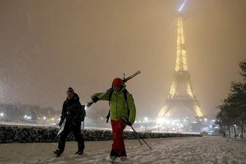 Tuyết rơi quá dày khiến Tháp Eiffel phải đóng cửa. (Nguồn: theguardian.com)