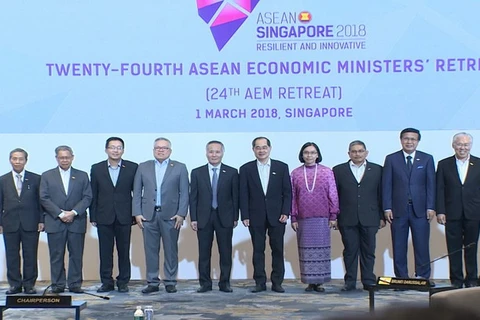 Các Bộ trưởng kinh tế ASEAN chụp ảnh chung. (Ảnh: Xuân Vịnh/TTXVN)