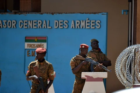 Binh sĩ Burkina Faso tuần tra tại sở chỉ huy quân đội ở Ouagadougou, sau vụ tấn công. AFP/TTXVN.