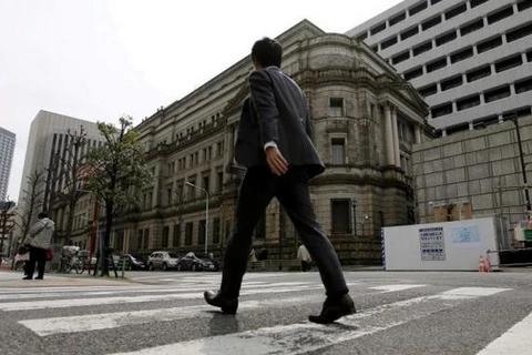 Một doanh nhân đi ngang qua trụ sở Ngân hàng Nhật Bản. (Nguồn: Reuters)