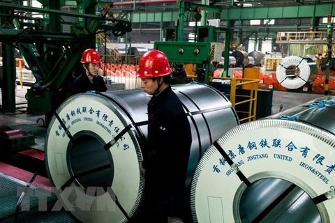 Thép cuộn tại nhà máy thép ở Tangshan, tỉnh Hà Bắc, Trung Quốc. (Nguồn: AFP/TTXVN)