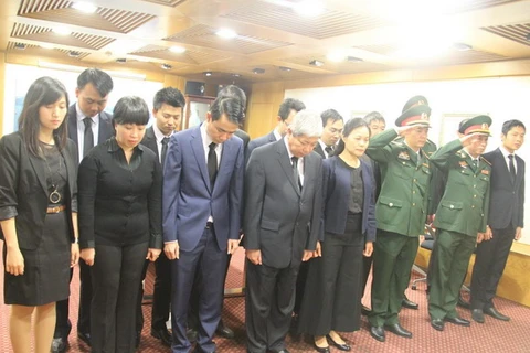 Cán bộ, nhân viên Đại sứ quán Việt Nam tại Israel viếng nguyên Thủ tướng Phan Văn Khải. (Ảnh: Nguyễn Việt Thắng/TTXVN)