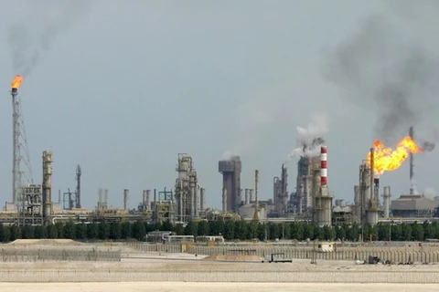 Một nhà máy lọc dầu ở ngoại ô Doha, Qatar. (Nguồn: AFP/TTXVN)