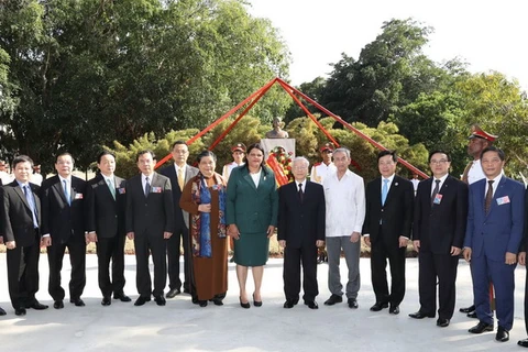 Tổng Bí thư Nguyễn Phú Trọng với các đại biểu tại Tượng đài Hồ Chí Minh. (Ảnh : Trí Dũng/TTXVN)