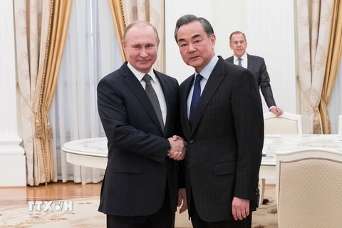 Tổng thống Nga Vladimir Putin (trái) có cuộc gặp với Ngoại trưởng Trung Quốc Vương Nghị (phải) (Nguồn: THX/TTXVN)