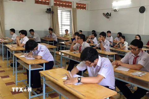 Thí sinh dự thi môn Ngữ văn kỳ thi vào lớp 10 năm 2017 tại Hội đồng thi Trường THPT Bùi Thị Xuân, Thành phố Hồ Chí Minh. (Ảnh: Phương Vy/TTXVN)
