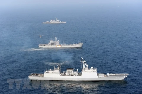 Tàu khu trục Hàn Quốc Dae Jo Young (phía dưới). (Nguồn: AFP/TTXVN)