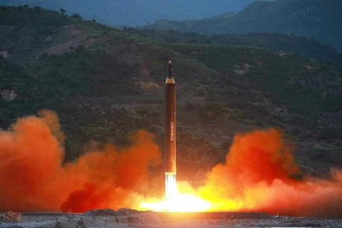 Tên lửa đạn đạo Hwasong-12 được phóng từ một địa điểm bí mật. (Nguồn: Yonhap/TTXVN)
