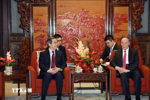 Phó Chủ tịch Trung Quốc Vương Kỳ Sơn (bên phải) tiếp đồng chí Nguyễn Văn Bình và Đoàn đại biểu Đảng Cộng sản Việt Nam tại Bắc Kinh. (Ảnh: Vĩnh Hà/TTXVN)