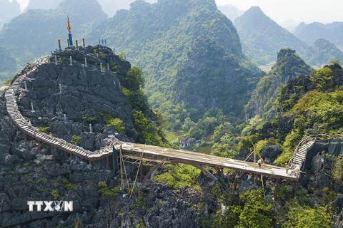 Công trình mới tháo dỡ được khoảng 50m lan can ở vị trí đỉnh núi Cái Hạ và khu vực cầu nối giữa hai vách núi. (Ảnh: Minh Đức/TTXVN)