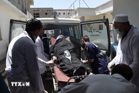 Chuyển người bị thương tại hiện trường vụ đánh bom ở Kabul ngày 22/4. (Nguồn: AFP/ TTXVN)