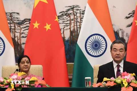 Ngoại trưởng Ấn Độ Sushma Swaraj và người đồng cấp phía Trung Quốc Vương Nghị. (Nguồn: AFP/TTXVN)