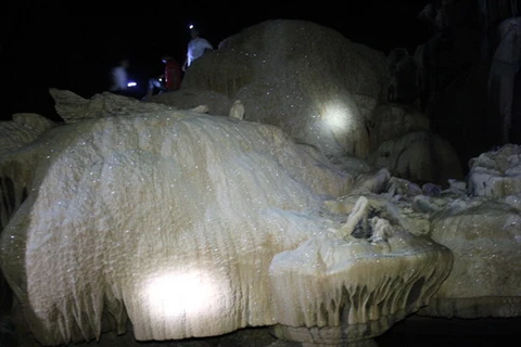 Vẻ đẹp bên trong hang động Pê Răng Ky. (Nguồn: baodienbienphu)