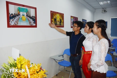 Các sinh viên trường Đại học Campuchia tham quan Phòng Việt Nam vừa được khánh thành. (Ảnh: Minh Hưng/TTXVN)
