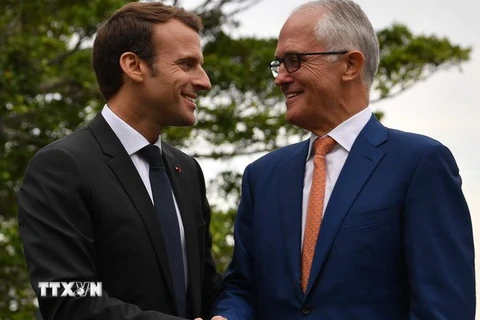 Tổng thống Emmanuel Macron (trái) và Thủ tướng Australia Malcolm Turnbull (phải) tại cuộc họp báo chung sau cuộc gặp ở Sydney. (Nguồn: AFP/TTXVN)