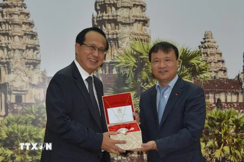 Bộ trưởng Bộ Thương mại Campuchia Pan Sorasak (trái) trao quà lưu niệm cho Thứ trưởng Đỗ Thắng Hải. (Ảnh: Minh Hưng-Chanh Đa/TTXVN)
