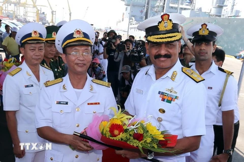 Lễ đón sỹ quan, thủy thủ đoàn tàu Hải quân Ấn Độ tại cảng Tiên Sa (Đà Nẵng). (Ảnh: Trần Lê Lâm/TTXVN)