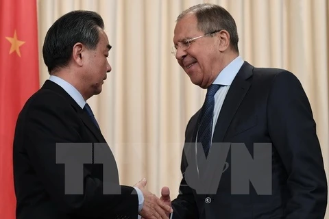 Ngoại trưởng Nga Sergei Lavrov (phải) và người đồng cấp Trung Quốc Vương Nghị. (Nguồn: AFP/TTXVN)