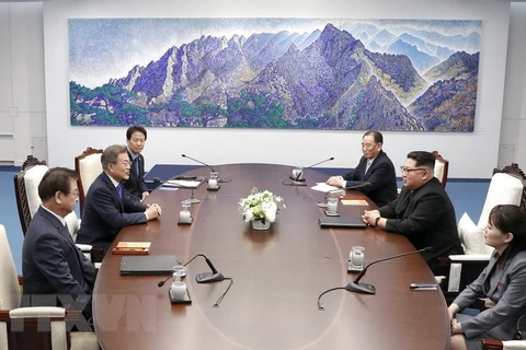 Tổng thống Hàn Quốc Moon Jae-in (thứ 2, trái) và nhà lãnh đạo Triều Tiên Kim Jong-un (thứ 2, phải) tại cuộc hội đàm ở Nhà Hòa bình, làng đình chiến Panmunjom ngày 27/4. (nguồn: Yonhap/TTXVN)