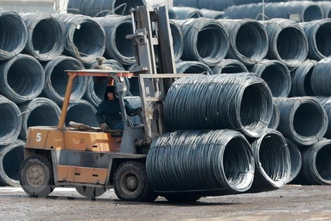 Sản xuất thép tại một nhà máy ở tỉnh Liêu Ninh, Trung Quốc. (Nguồn: AFP/TTXVN)