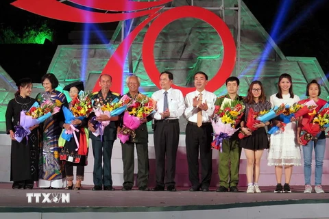 Chủ tịch Uỷ ban Trung ương MTTQ Việt Nam Trần Thanh Mẫn và Bí thư Tỉnh ủy Thái Nguyên Trần Quốc Tỏ tặng hoa cho các gương điển hình tiên tiến của tỉnh Thái Nguyên tại điểm cầu Thái Nguyên. (Ảnh: Thu Hằng/TTXVN)
