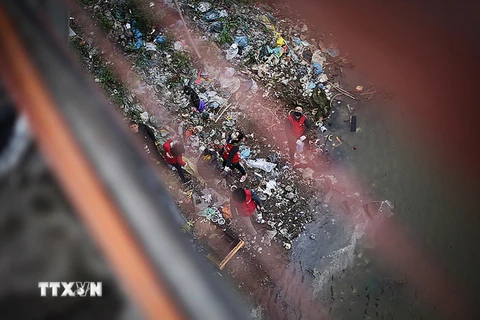 Rất nhiều túi nilon và chai nhựa dưới chân cầu Long Biên, Hà Nội. Thói quen sinh hoạt gắn liền với túi nilon và đồ nhựa của con người đang vô hình góp phần vào việc hủy hoại môi trường sống của chính mình. (Ảnh: Trọng Đạt/TTXVN)