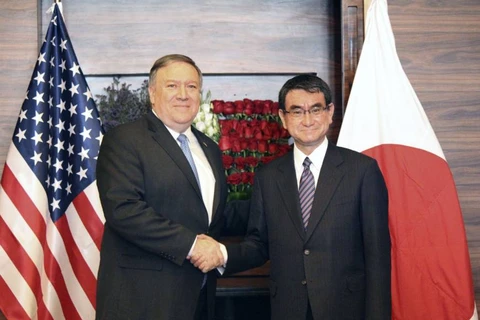 Ngoại trưởng Nhật Bản Taro Kono và người đồng cấp Mỹ Mike