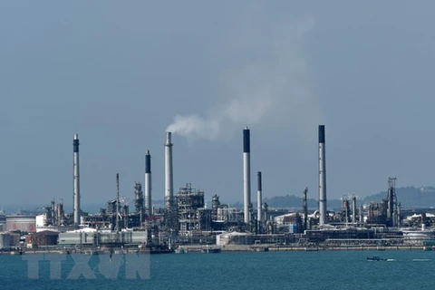 Cơ sở khai thác dầu trên đảo Bukom, ngoài khơi Singapore ngày 19/2. (Nguồn: AFP/TTXVN)